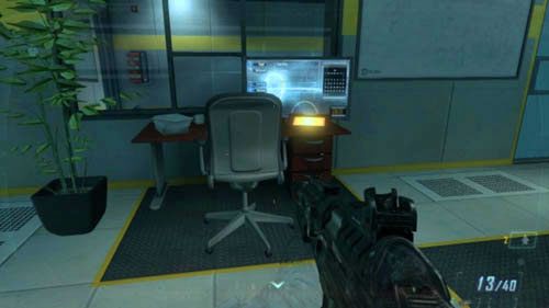 Kiedy hall będzie pusty, dojdź do schodów, a potem obróć się o 180 stopni - 02 - Celerium | Misje - Opis przejścia | Call of Duty Black Ops II - Call of Duty: Black Ops II - poradnik do gry