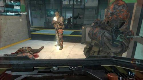 Ostatni przeciwnicy stoją właściwie jeden za drugim - w pokoju, do którego dotrzesz, w korytarzu po lewej i w sali naprzeciwko (obrazek powyżej) - 02 - Celerium | Misje - Opis przejścia | Call of Duty Black Ops II - Call of Duty: Black Ops II - poradnik do gry