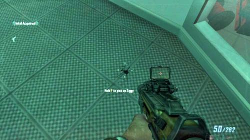Podejdź do Salazara przy głównym komputerze i spójrz na podłogę po prawej - leży tam Ziggy (obrazek powyżej) - 06 - Karma | Misje - Opis przejścia | Call of Duty Black Ops II - Call of Duty: Black Ops II - poradnik do gry