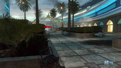 Wbiegnij na schody, a potem biegnij ze sprintem po lewej stronie żywopłotów - 06 - Karma | Misje - Opis przejścia | Call of Duty Black Ops II - Call of Duty: Black Ops II - poradnik do gry