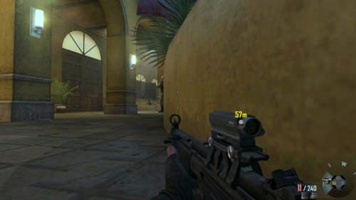 Kiedy choć trochę oczyścisz teren z wrogów, wstań i pobiegnij sprintem za owalną donicę po lewej - 07 - Suffer with Me | Misje - Opis przejścia | Call of Duty Black Ops II - Call of Duty: Black Ops II - poradnik do gry