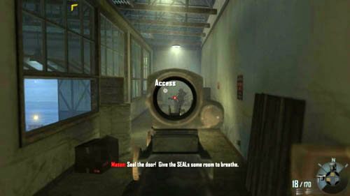 Zabij z góry dwóch wrogów i zanim nowi zajmą ich miejsce, wskocz za Masonem, a potem jak najszybciej obróć się w prawo i biegnij przed siebie, aż wpadniesz do korytarza (pierwszy obrazek powyżej) - 07 - Suffer with Me | Misje - Opis przejścia | Call of Duty Black Ops II - Call of Duty: Black Ops II - poradnik do gry