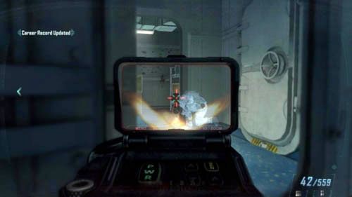 Poczekaj, aż wbiegnie nowy przeciwnik, zabij go, a potem błyskawicznie wykończ pojedynczego przeciwnika, który został w jednej z kajut po prawej (obrazek powyżej) - 09 - Odysseus | Misje - Opis przejścia | Call of Duty Black Ops II - Call of Duty: Black Ops II - poradnik do gry