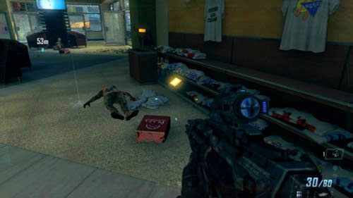 Zanim wyjdziesz na zewnątrz, poszukaj po prawej stoiska z koszulkami z napisem WES-S FAVOURITE T-SHIRT - 10 - Cordis Die | Misje - Opis przejścia | Call of Duty Black Ops II - Call of Duty: Black Ops II - poradnik do gry