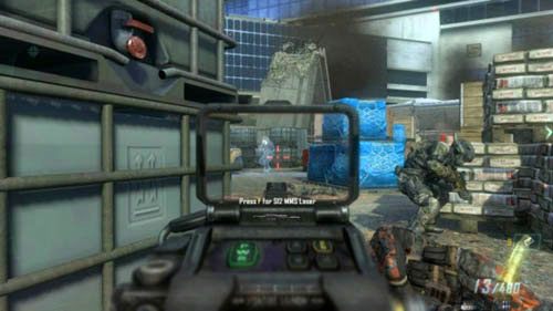 Możesz teraz wybrać jedną z dwóch dróg prowadzących dalej - albo przez ogrodzony plac budowy, albo po kolejnych schodach po prawej - 11 - Judgment Day | Misje - Opis przejścia | Call of Duty Black Ops II - Call of Duty: Black Ops II - poradnik do gry