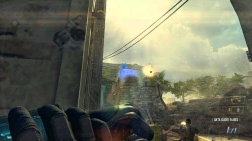 Kiedy dojdziesz do końca ulicy i będziesz miał przed sobą spory budynek (obrazek powyżej), koniecznie wykorzystaj quad-drony do zabicia wrogów na dachu i na balkonie - 08 - Achilles Veil | Misje - Wyzwania | Call of Duty Black Ops II - Call of Duty: Black Ops II - poradnik do gry