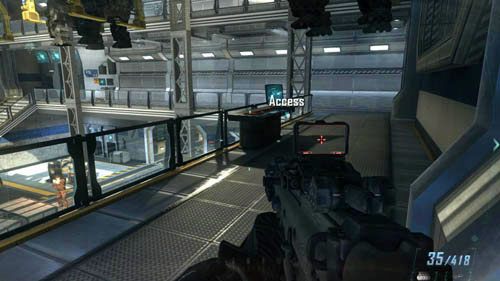 Kiedy wejdziesz do ośrodka wojskowego i po jakimś czasie trafisz do wielkiej, dwupiętrowej sali, w której CLAW-y będą jechały z prawej do lewej, od razu skręć w prawo - 11 - Judgment Day | Misje - Wyzwania | Call of Duty Black Ops II - Call of Duty: Black Ops II - poradnik do gry