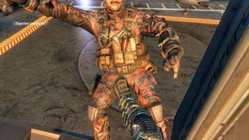 Jeśli Harper nie żyje, a wrogi żołnierz zabije pilota, to Mason zastrzeli przeciwnika i wypchnie go kopniakiem z samolotu (obrazki powyżej) - 09 - Odysseus | Decyzje, konsekwencje, zakończenia | Call of Duty Black Ops II - Call of Duty: Black Ops II - poradnik do gry