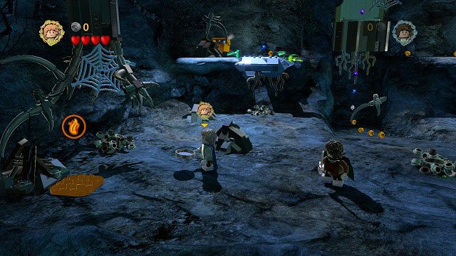 Sam rozpala ognisko po lewej stronie jaskini a Legolas strzela do celu znajdującego się na suficie po prawej stronie pieczary - Czarny jeździec | Znajdźki | LEGO The Lord of the Rings - LEGO The Lord of the Rings: Władca Pierścieni - poradnik do gry