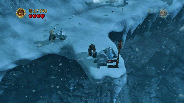 #4 - Po przejściu przez kładkę, omijając silne boczne wiatry zamiast wchodzić po skalnych stopniach podchodzimy do kamery - Przełęcz Caradhras | Znajdźki | LEGO The Lord of the Rings - LEGO The Lord of the Rings: Władca Pierścieni - poradnik do gry