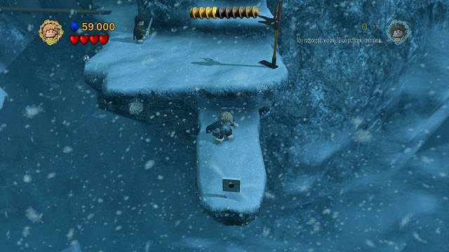 Po przejściu przez kładkę, omijając silne boczne wiatry zamiast wchodzić po skalnych stopniach podchodzimy do kamery - Przełęcz Caradhras | Znajdźki | LEGO The Lord of the Rings - LEGO The Lord of the Rings: Władca Pierścieni - poradnik do gry