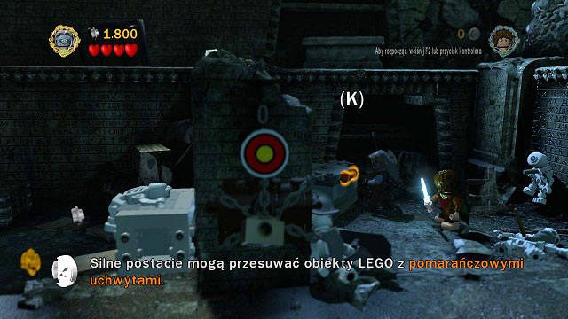 Wystarczy pociągnąć Szagratem za pomarańczową rękojeść skrzyni znajdującej się w prawym górym rogu lokacji aby otrzymać minizestaw - Moria | Znajdźki | LEGO The Lord of the Rings - LEGO The Lord of the Rings: Władca Pierścieni - poradnik do gry