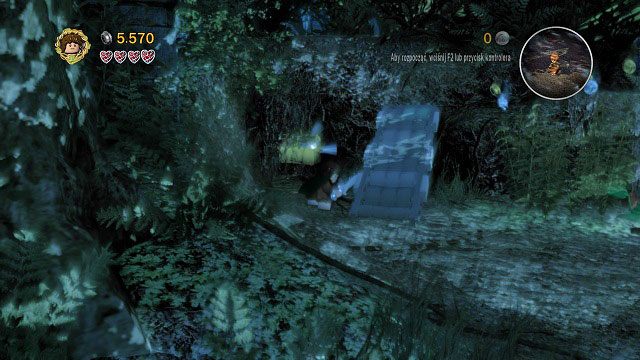 Po zrzuceniu na ziemię kamiennej dłoni wystarczy rozbić jej pozostałą część i wyjąć skrzynię z wnęki - Amon Hen (01 - 05) | Znajdźki | LEGO The Lord of the Rings - LEGO The Lord of the Rings: Władca Pierścieni - poradnik do gry