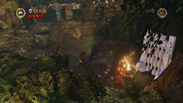 W trzeciej lokacji podczas walki z Uruk-hai musimy pójść w jej prawy-dolny róg - znajduje się tam przejście prowadzące do mithrilowej bramy - Amon Hen (06 - 10) | Znajdźki | LEGO The Lord of the Rings - LEGO The Lord of the Rings: Władca Pierścieni - poradnik do gry