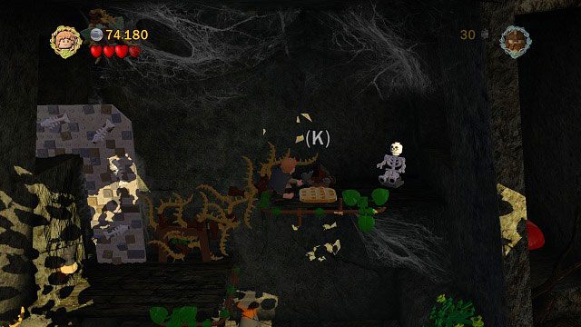 Chwytamy się poręczy i wskakujemy na samą górę, gdzie rozpalamy ogień - Amon Hen (06 - 10) | Znajdźki | LEGO The Lord of the Rings - LEGO The Lord of the Rings: Władca Pierścieni - poradnik do gry