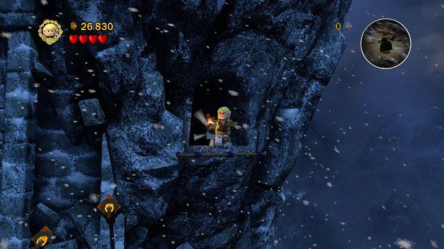 Na końcu drogi zmieniamy postać na Frodo (albo używamy zebrany wcześniej Świecący kamień) i wchodzimy do ciemnej jaskini - Obłaskawienie Golluma | Znajdźki | LEGO The Lord of the Rings - LEGO The Lord of the Rings: Władca Pierścieni - poradnik do gry