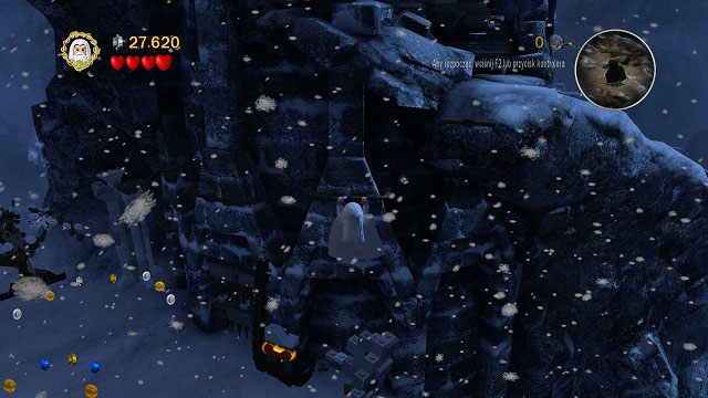 Będąc u podnóża wieży skaczemy w lewą stronę (na skraju ekranu będziemy widzieli poręcze, które posłużą nam do powrotu na górę) - Obłaskawienie Golluma | Znajdźki | LEGO The Lord of the Rings - LEGO The Lord of the Rings: Władca Pierścieni - poradnik do gry