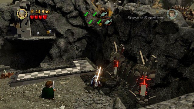 Obok posadzki, po której przesuwamy kolumnę znajdziemy klocki LEGO Morgulu - Obłaskawienie Golluma | Znajdźki | LEGO The Lord of the Rings - LEGO The Lord of the Rings: Władca Pierścieni - poradnik do gry