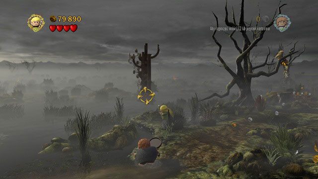 Po kolejnej zabawie w chowanego z Nazgulem zobaczymy w oddali drzewo zbudowane z klocków LEGO, na którym znajduje się tarcza - Martwe Bagna | Znajdźki | LEGO The Lord of the Rings - LEGO The Lord of the Rings: Władca Pierścieni - poradnik do gry