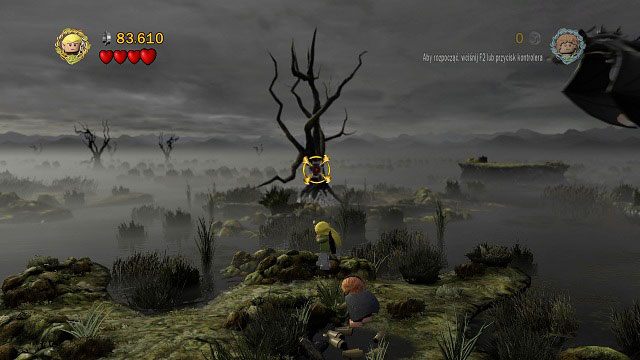 Po ominięciu huśtawki w oddali dostrzeżemy kolejne drzewo z tarczą - Martwe Bagna | Znajdźki | LEGO The Lord of the Rings - LEGO The Lord of the Rings: Władca Pierścieni - poradnik do gry