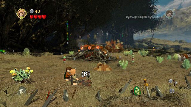 Na samym początku misji; wystarczy podejść w kierunku kamery i wykopać skarb z ziemi - Tropem Hobbitów | Znajdźki | LEGO The Lord of the Rings - LEGO The Lord of the Rings: Władca Pierścieni - poradnik do gry