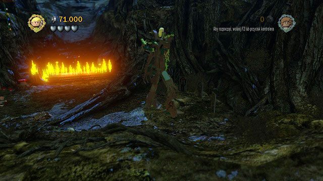 Na prawo od płonącej kłody znajdziemy trzy tekturowe atrapy orków - Tropem Hobbitów | Znajdźki | LEGO The Lord of the Rings - LEGO The Lord of the Rings: Władca Pierścieni - poradnik do gry