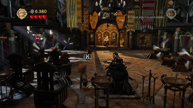 Gdy podejdziemy w kierunku kamery zobaczymy na środku Sali kociołek - Atak Wargów | Znajdźki | LEGO The Lord of the Rings - LEGO The Lord of the Rings: Władca Pierścieni - poradnik do gry