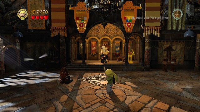 Strzelamy do dwóch tarcz znajdujących się po obu stronach tronu i z otrzymanych klocków składamy skrzynię - Atak Wargów | Znajdźki | LEGO The Lord of the Rings - LEGO The Lord of the Rings: Władca Pierścieni - poradnik do gry