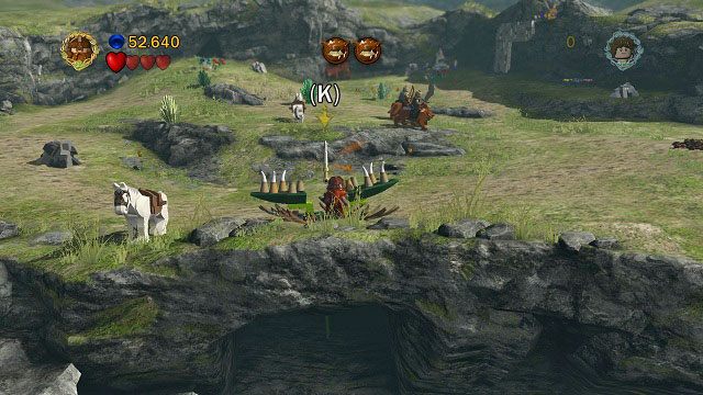 Rozświetlamy ją za pomocą flakonika Galadrieli, a drugą postacią podnosimy skarb znajdujący się wewnątrz olbrzymiej rosiczki - Atak Wargów | Znajdźki | LEGO The Lord of the Rings - LEGO The Lord of the Rings: Władca Pierścieni - poradnik do gry