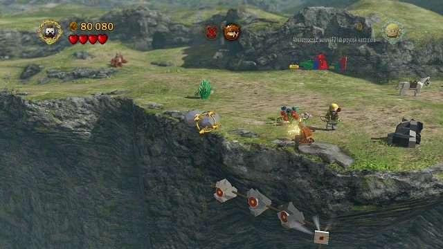 Od miejsca, w którym zdobyliśmy minizestaw numer 10 udajemy się w kierunku kamery, na skraj urwiska - Atak Wargów | Znajdźki | LEGO The Lord of the Rings - LEGO The Lord of the Rings: Władca Pierścieni - poradnik do gry