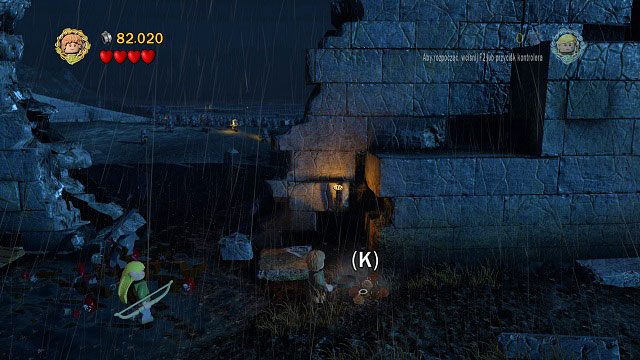 Gdy mur zostanie zniszczony, po prawej stronie wyłomu znajdziemy luźną ziemię - Helmowy Jar | Znajdźki | LEGO The Lord of the Rings - LEGO The Lord of the Rings: Władca Pierścieni - poradnik do gry