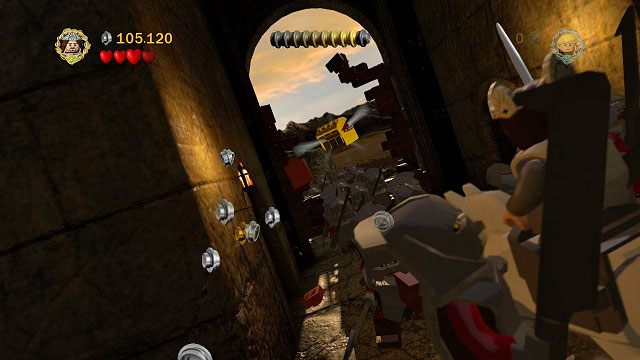 Podczas jazdy konno, gdy kierujemy Theodenem - znajduje się on w bramie wejściowej, lecz musimy do niego doskoczyć - Helmowy Jar | Znajdźki | LEGO The Lord of the Rings - LEGO The Lord of the Rings: Władca Pierścieni - poradnik do gry