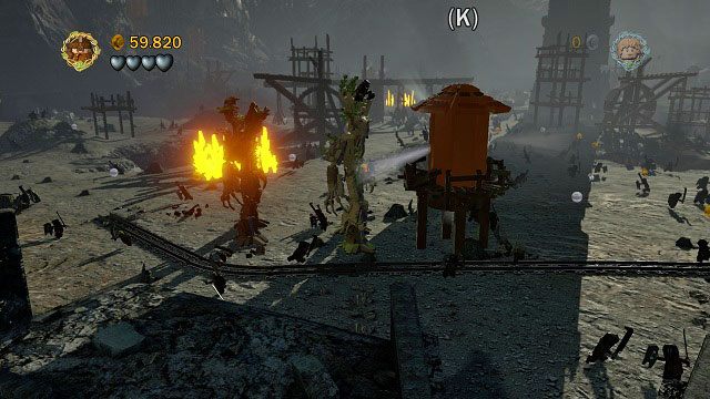 Udajemy się w kierunku kamery - znajdziemy tutaj zbiornik na wodę, który użyjemy do zgaszenia pobliskiego ognia - Osgiliath | Znajdźki | LEGO The Lord of the Rings - LEGO The Lord of the Rings: Władca Pierścieni - poradnik do gry