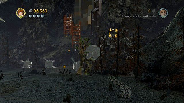 Zbliżając się do tamy, po prawej stronie zobaczymy tory, a na samej ich górze wagonik - Osgiliath | Znajdźki | LEGO The Lord of the Rings - LEGO The Lord of the Rings: Władca Pierścieni - poradnik do gry