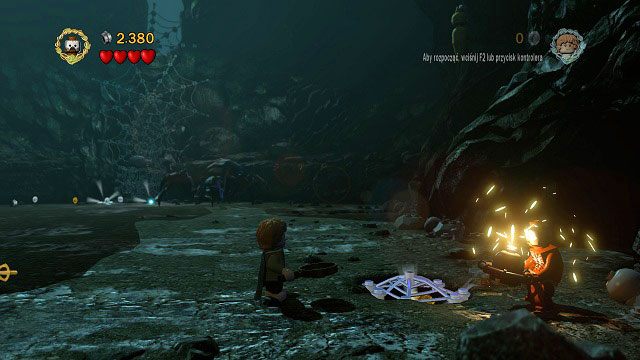 Podczas walki z Szelobą, po prawej stronie areny możemy znaleźć mithrilową pajęczynę pokrywającą dół ze skrzynią - wysadzamy ją w powietrze i zbieramy minizestaw - Cirith Ungol | Znajdźki | LEGO The Lord of the Rings - LEGO The Lord of the Rings: Władca Pierścieni - poradnik do gry