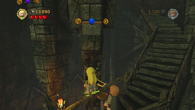 Podczas schodzenia krętymi schodami dostrzeżemy skrzynię nad naszą głową - Cirith Ungol | Znajdźki | LEGO The Lord of the Rings - LEGO The Lord of the Rings: Władca Pierścieni - poradnik do gry