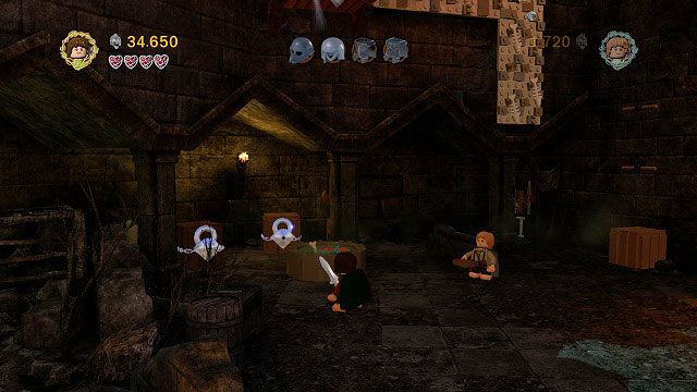 Po wyjściu z wieży; na lewo od lokacji startowej znajdziemy dwie skrzynie z mithrilowymi kłódkami - Cirith Ungol | Znajdźki | LEGO The Lord of the Rings - LEGO The Lord of the Rings: Władca Pierścieni - poradnik do gry