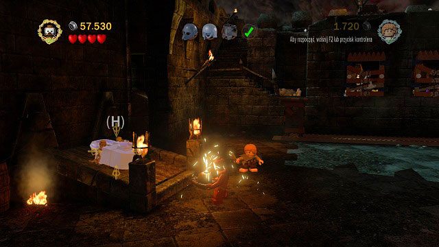 Po ominięciu kabin prysznicowych w tle zobaczymy zejście do piwnicy zamknięte na mithrilową kłódkę - Cirith Ungol | Znajdźki | LEGO The Lord of the Rings - LEGO The Lord of the Rings: Władca Pierścieni - poradnik do gry