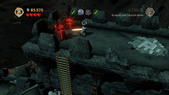 Nad orkiem kontrolującym bramę, w miejscu gdzie składamy Kamienny młot znajdują się dwa klocki LEGO Morgulu - Cirith Ungol | Znajdźki | LEGO The Lord of the Rings - LEGO The Lord of the Rings: Władca Pierścieni - poradnik do gry