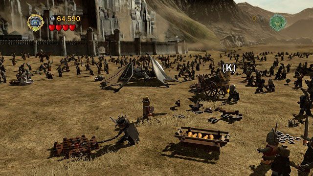 Otrzymamy z nich zielone i czerwone zioła - musimy je połączyć w zestaw pierwszej pomocy, a następnie udać się na prawą stronę areny, wykopać z ziemi klocki i złożyć z nich pomarańczową rękojeść - Bitwa na polach Pelennoru | Znajdźki | LEGO The Lord of the Rings - LEGO The Lord of the Rings: Władca Pierścieni - poradnik do gry