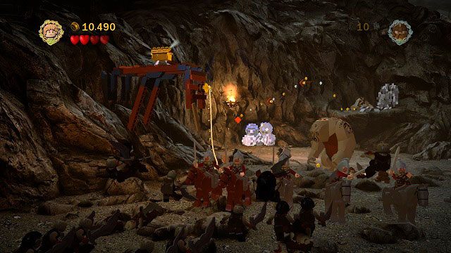 Gdy walka po raz drugi przeniesie się na lewo od bramy musimy udać się na sam skraj areny i tam użyć liny na wiszącym nad nami haku - Czarna Brama | Znajdźki | LEGO The Lord of the Rings - LEGO The Lord of the Rings: Władca Pierścieni - poradnik do gry