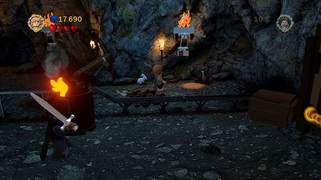 W tej samej lokacji co minizestaw #5; po prawej stronie lokacji sadzimy roślinkę i czekamy aż królik wykopie nam skrzynię - Czarna Brama | Znajdźki | LEGO The Lord of the Rings - LEGO The Lord of the Rings: Władca Pierścieni - poradnik do gry