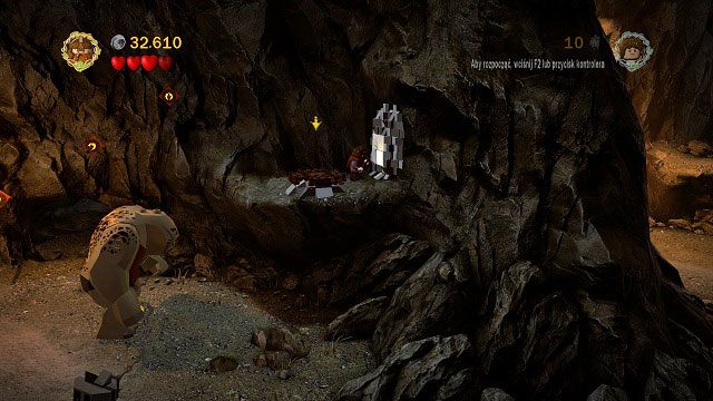 Podczas drugiego starcia na lewo od bramy wchodzimy Legolasem na półkę skalną, zmieniamy postać na Gimliego i toporem rozbijamy popękana płytkę - Czarna Brama | Znajdźki | LEGO The Lord of the Rings - LEGO The Lord of the Rings: Władca Pierścieni - poradnik do gry