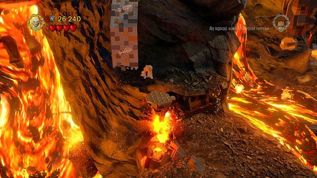 Przy pierwszej windzie wchodzimy się na półkę skalną przy pomocy liny a następnie, po zmianie na Golluma, wyżej po ścianie do wspinaczki - Góra Przeznaczenia | Znajdźki | LEGO The Lord of the Rings - LEGO The Lord of the Rings: Władca Pierścieni - poradnik do gry