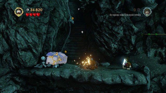 Po ominięciu rozpadliny za pomocą przymocowanych do ściany poręczy zobaczymy mithrilową skrzynię - Tajne Schody | Znajdźki | LEGO The Lord of the Rings - LEGO The Lord of the Rings: Władca Pierścieni - poradnik do gry