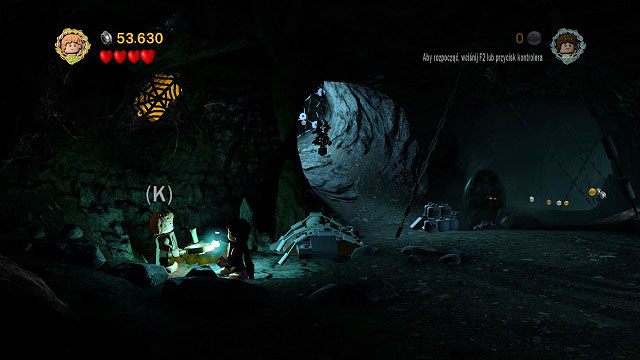 Podczas przemierzania tuneli, w pierwszej większej komnacie po lewej stronie zobaczymy znajdujący się na ścianie za pajęczyną minizestaw - Tajne Schody | Znajdźki | LEGO The Lord of the Rings - LEGO The Lord of the Rings: Władca Pierścieni - poradnik do gry