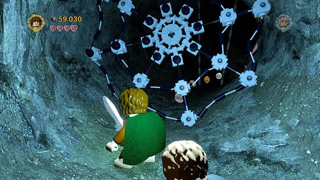 Po lewej stronie jaskini, w której znaleźliśmy minizestaw numer 6 zobaczymy oświetlony tunel zablokowany przez pajęczyny - Tajne Schody | Znajdźki | LEGO The Lord of the Rings - LEGO The Lord of the Rings: Władca Pierścieni - poradnik do gry