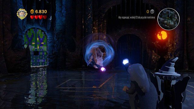 Gdy Saruman zmęczy się swoimi atakami, będziemy mieli możliwość podnieść go w powietrze (K) a następnie rzucić go na elementy otoczenia - Czarny Jeździec | Opis przejścia - Akt I | LEGO The Lord of the Rings - LEGO The Lord of the Rings: Władca Pierścieni - poradnik do gry