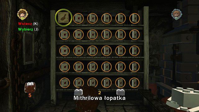 Potrzebny nam przedmiot możemy wytworzyć u kowala - wystarczy udać się za wskazaniami niebieskiej strzałki i wejść do warsztatu - Bree (Śródziemie) | Opis przejścia - Akt I | LEGO The Lord of the Rings - LEGO The Lord of the Rings: Władca Pierścieni - poradnik do gry