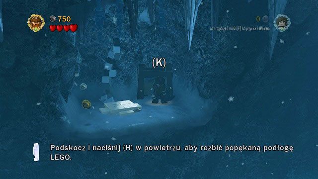 Dostaniemy się do niewielkiej jaskini, gdzie ponownie znajdziemy popękany klocek LEGO - tym razem znajduje się on na podłodze - Przełęcz Caradhras | Opis przejścia - Akt I | LEGO The Lord of the Rings - LEGO The Lord of the Rings: Władca Pierścieni - poradnik do gry